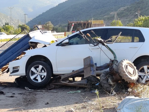 Amasya'da Trafik Kazası Felaketi: Otomobil Tarım Aracına Çarptı, 2 Kişi Hayatını Kaybetti