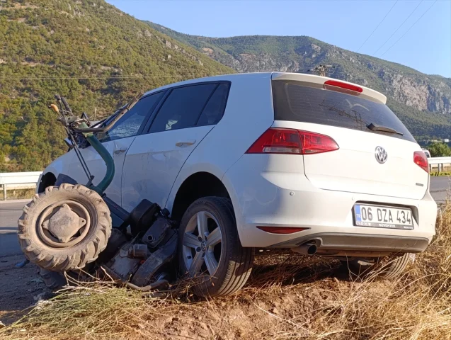Amasya'da Trafik Kazası Felaketi: Otomobil Tarım Aracına Çarptı, 2 Kişi Hayatını Kaybetti