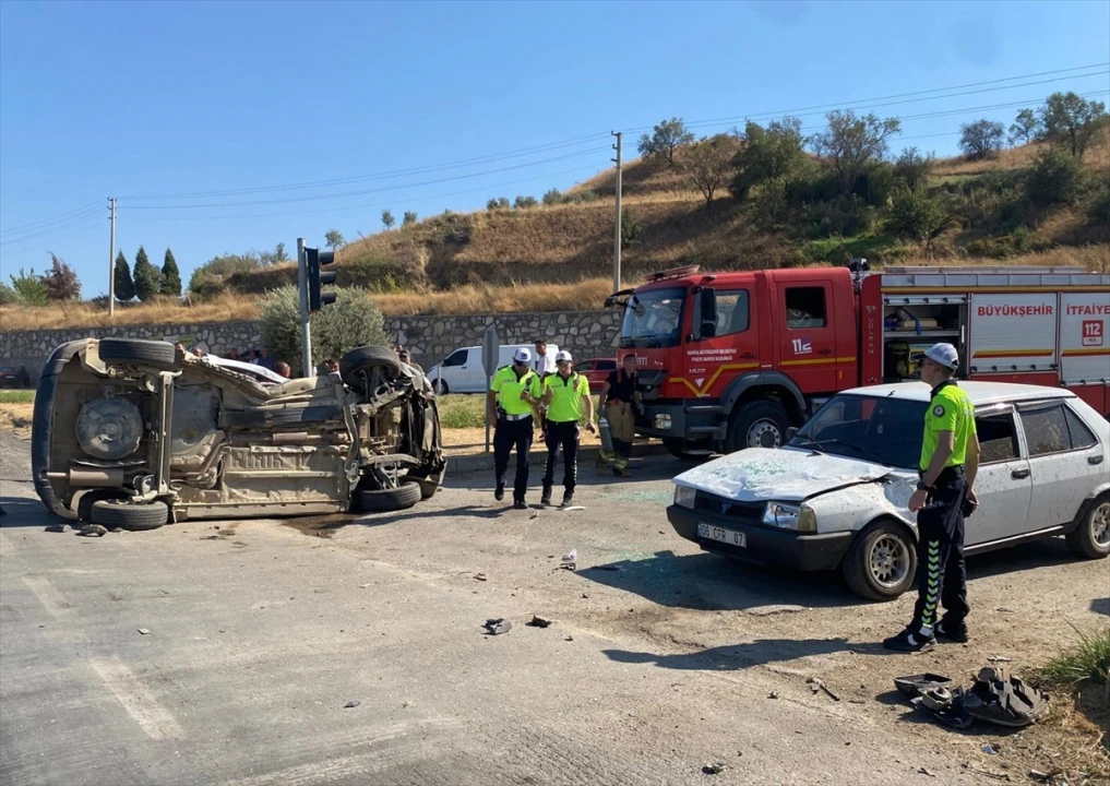 Manisa'da Trafik Kazası: Ambulans ve Otomobil Çarpıştı