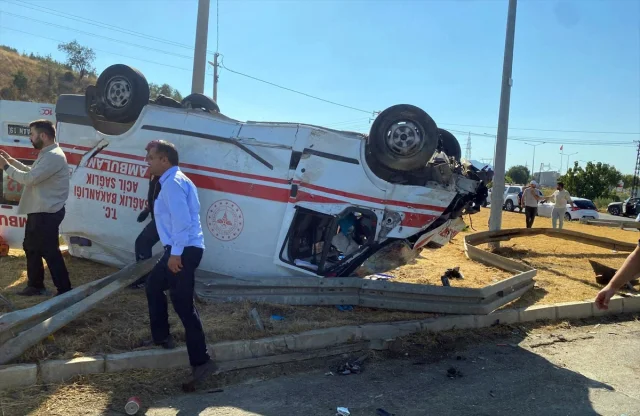 Manisa'da Trafik Kazası: Ambulans ve Otomobil Çarpıştı