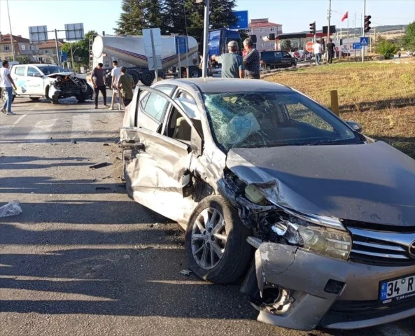 Samsun'da Pikap ve Otomobil Çarpıştı: 4 Yaralı
