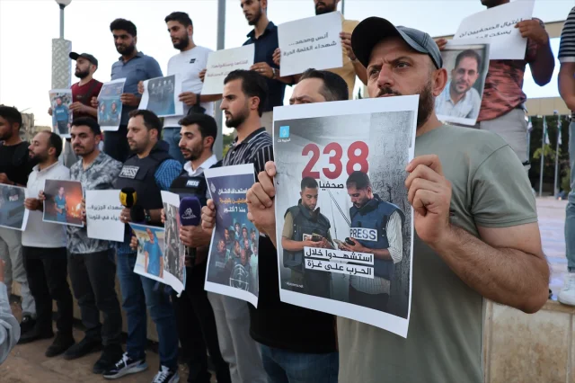 Suriye'de Binlerce Kişi İsrail'in Gazze Saldırılarına Karşı Sokaktaydı