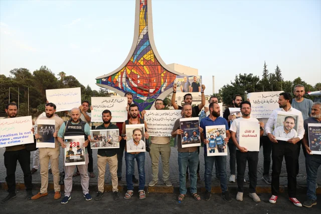 Suriye'de Binlerce Kişi İsrail'in Gazze Saldırılarına Karşı...