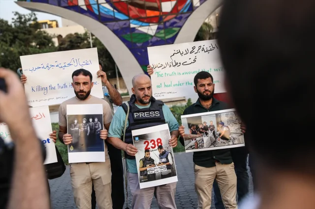 Suriye'de Binlerce Kişi İsrail'in Gazze Saldırılarına Karşı Sokaktaydı