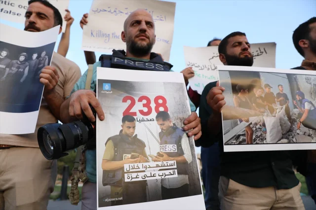 Suriye'de Binlerce Kişi İsrail'in Gazze Saldırılarına Karşı Sokaktaydı
