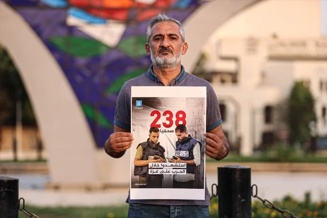 Suriye'de Binlerce Kişi İsrail'in Gazze Saldırılarına Karşı Sokaktaydı
