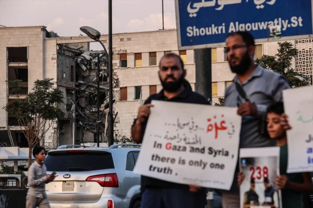 Suriye'de Binlerce Kişi İsrail'in Gazze Saldırılarına Karşı Sokaktaydı