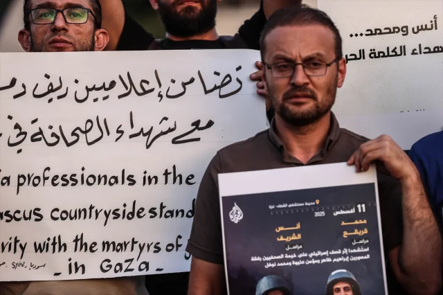 Suriye'de Binlerce Kişi İsrail'in Gazze Saldırılarına Karşı Sokaktaydı