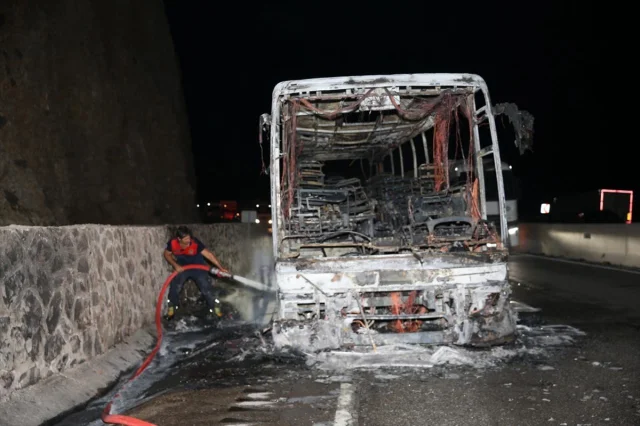 Hatay'da Yolcu Otobüsünde Korkutan Yangın
