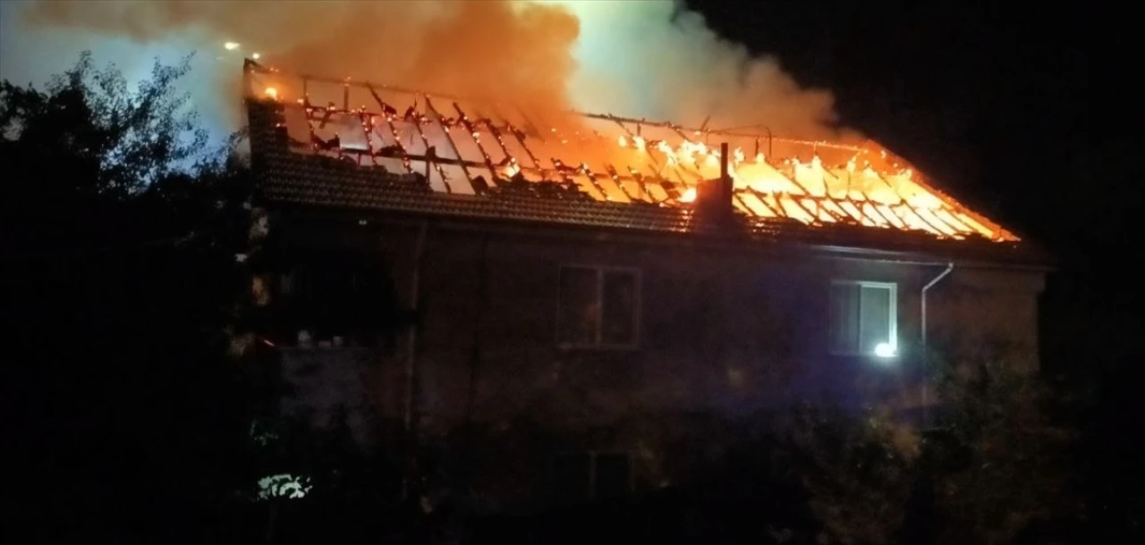 Düzce'de Çatı Yangını Korkuttu: Tepkiler Çığ Gibi