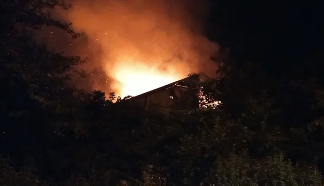 Düzce'de Çatı Yangını Korkuttu: Tepkiler Çığ Gibi