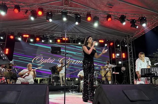 Samsun Yaz Festivalinde Öykü Gürman'dan Unutulmaz Performans