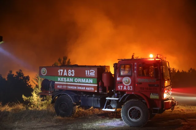 Edirne'de Endişelendiren Yangın Seyri: Tahliye Çalışmaları Devam Ediyor