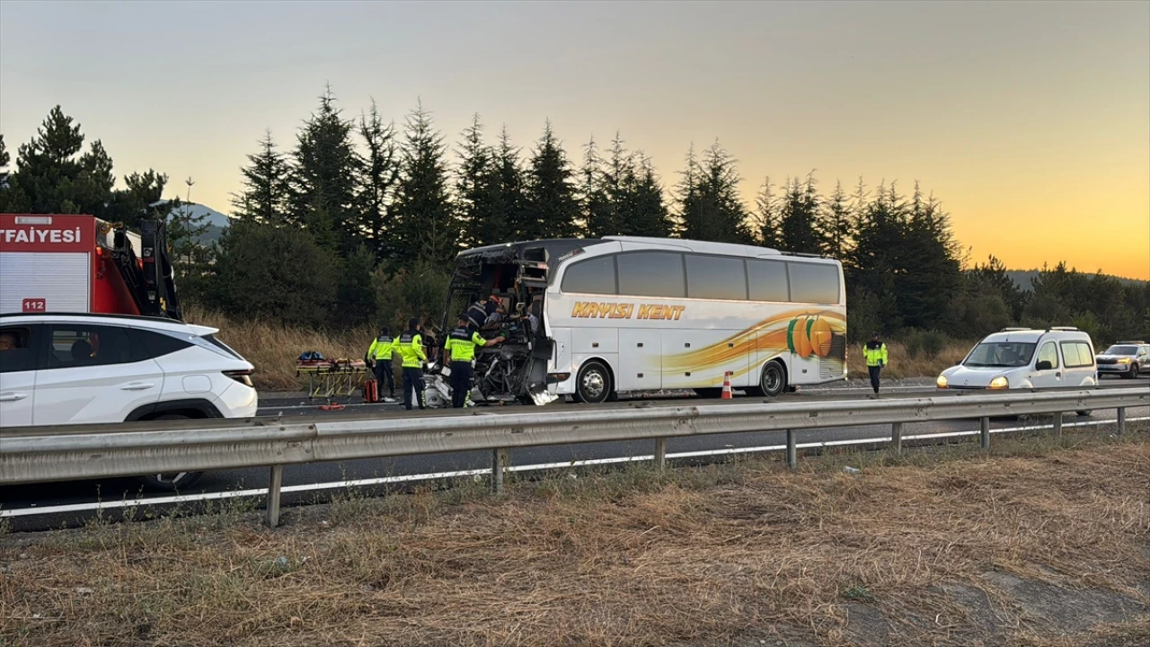 Anadolu Otoyolu'nda Feci Kaza: Otobüs Kamyona Çarptı 1 Ölü 10 Yaralı