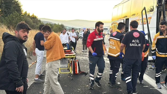Anadolu Otoyolu'nda Feci Kaza: Otobüs Kamyona Çarptı 1 Ölü 10 Yaralı