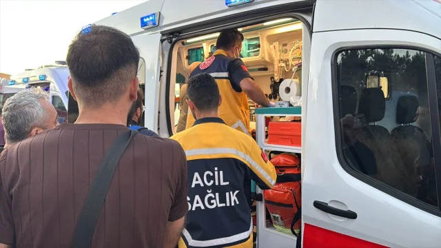 Anadolu Otoyolu'nda Feci Kaza: Otobüs Kamyona Çarptı 1 Ölü 10 Yaralı