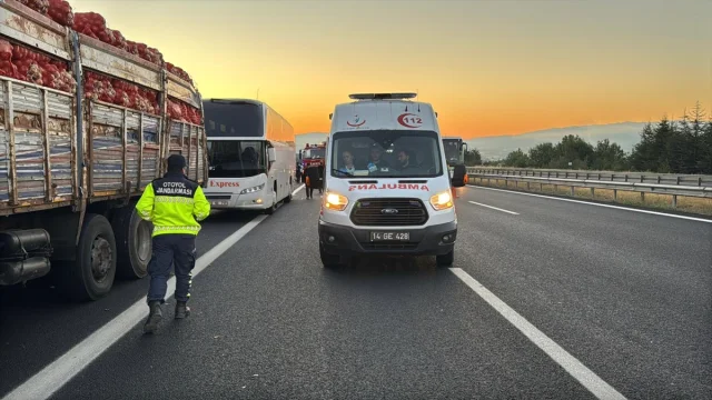 Anadolu Otoyolu'nda Feci Kaza: Otobüs Kamyona Çarptı 1 Ölü 10 Yaralı