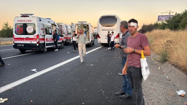 Anadolu Otoyolu'nda Feci Kaza: Otobüs Kamyona Çarptı 1 Ölü 10 Yaralı