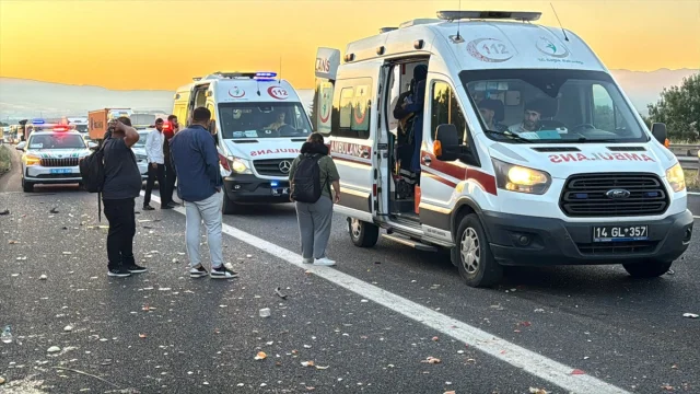 Anadolu Otoyolu'nda Feci Kaza: Otobüs Kamyona Çarptı 1 Ölü 10 Yaralı