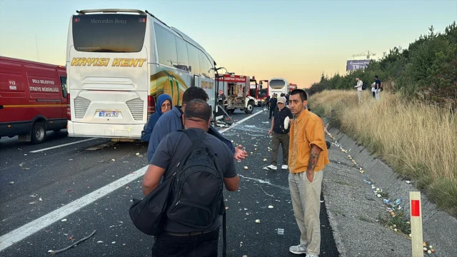 Anadolu Otoyolu'nda Feci Kaza: Otobüs Kamyona Çarptı 1 Ölü 10 Yaralı