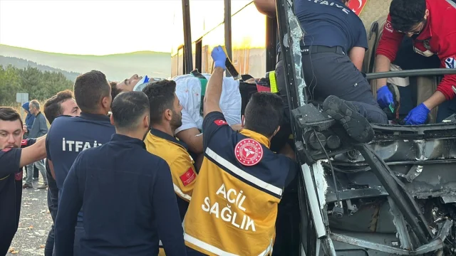 Anadolu Otoyolu'nda Feci Kaza: Otobüs Kamyona Çarptı 1 Ölü 10 Yaralı