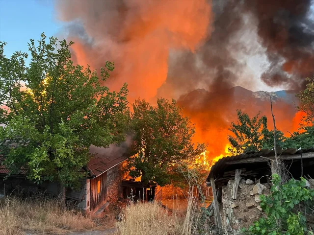 Balıkesir Bigadiç Mahallesi'nde Büyük Yangın 15 Evi Yok Etti