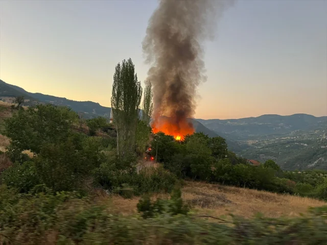 Balıkesir Bigadiç Mahallesi'nde Büyük Yangın 15 Evi Yok Etti