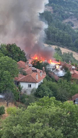 Balıkesir Bigadiç Mahallesi'nde Büyük Yangın 15 Evi Yok Etti