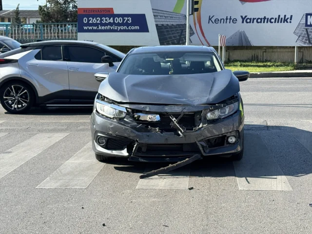 Kocaeli'de Trafik Kazası Motosiklet Sürücüsü Hastaneye Kaldırıldı