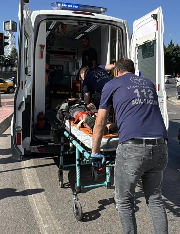 Kocaeli'de Trafik Kazası Motosiklet Sürücüsü Hastaneye Kaldırıldı