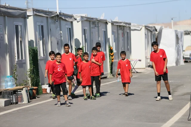 Malatya'da Konteyner Kentteki Çocuklara Futbol Umudu