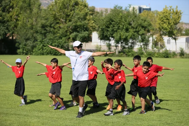 Malatya'da Konteyner Kentteki Çocuklara Futbol Umudu