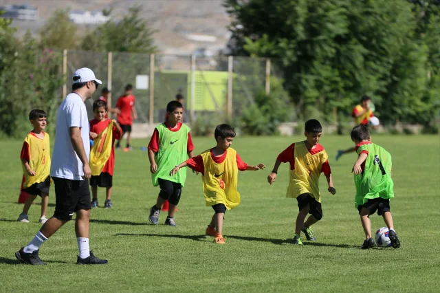 Malatya'da Konteyner Kentteki Çocuklara Futbol Umudu