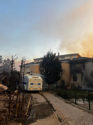 Çanakkale'deki Orman Yangınlarını Polis Teşkilatı da Söndürm...