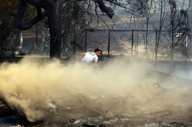Çanakkale'deki Orman Yangınlarını Polis Teşkilatı da Söndürmeye Yardım Ediyor