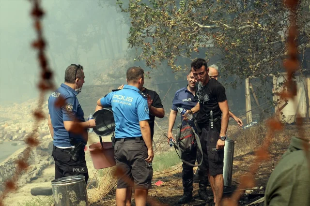 Çanakkale'deki Orman Yangınlarını Polis Teşkilatı da Söndürmeye Yardım Ediyor
