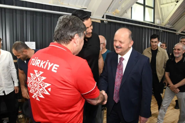 Taha Akgül Uluslararası Güreş Kampında Sporcularla Bir Araya Geldi
