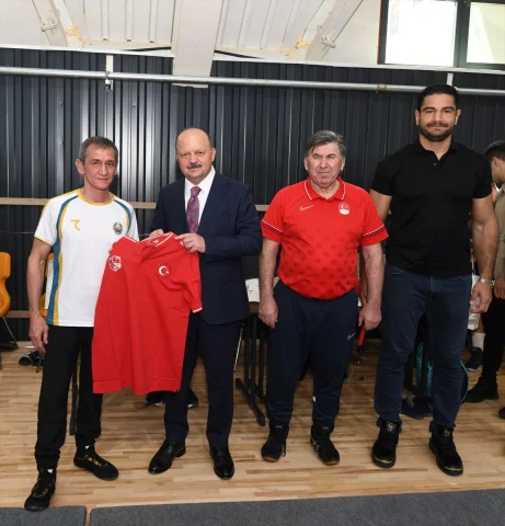 Taha Akgül Uluslararası Güreş Kampında Sporcularla Bir Araya Geldi