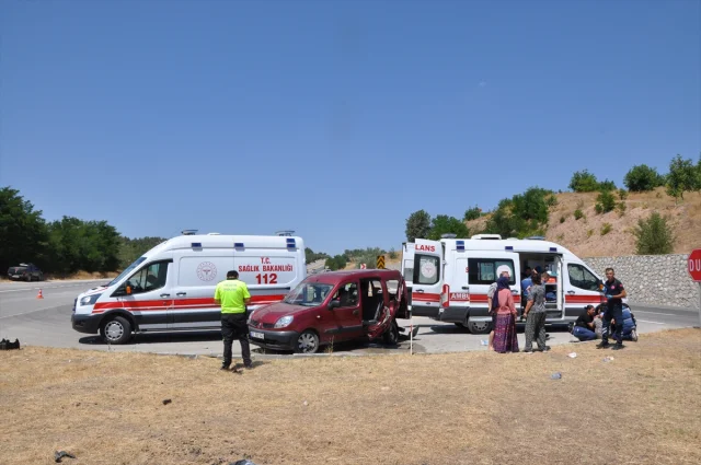 Amasya'da Trafik Kazası 10 Kişiyi Hastanelik Etti