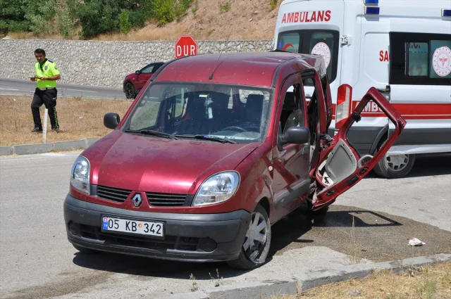 Amasya'da Trafik Kazası 10 Kişiyi Hastanelik Etti