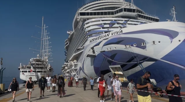 İki Kruvaziyer Bodrum'a Turist Akını Getirdi