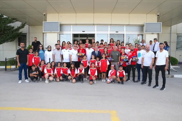 Milli Atlet Edibe Yağız Finlandiya'dan Başarıyla Döndü Van'da Coşkuyla Karşılandı