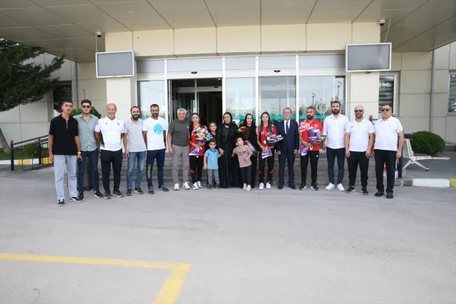Milli Atlet Edibe Yağız Finlandiya'dan Başarıyla Döndü Van'da Coşkuyla Karşılandı