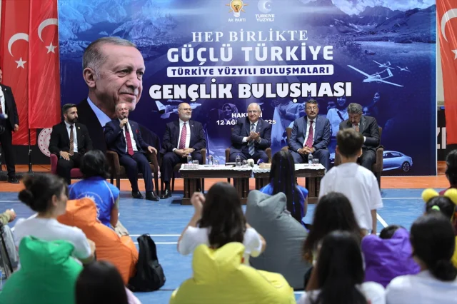 Milli Savunma Bakanı Yaşar Güler Hakkari'de Gençlerle Buluşt...