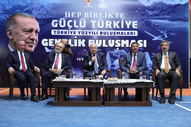 Milli Savunma Bakanı Yaşar Güler Hakkari'de Gençlerle Buluştu