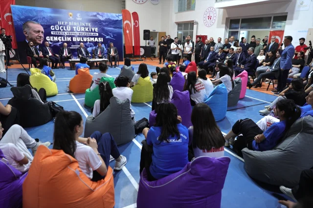 Milli Savunma Bakanı Yaşar Güler Hakkari'de Gençlerle Buluştu