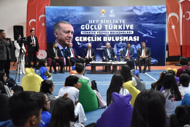 Milli Savunma Bakanı Yaşar Güler Hakkari'de Gençlerle Buluştu