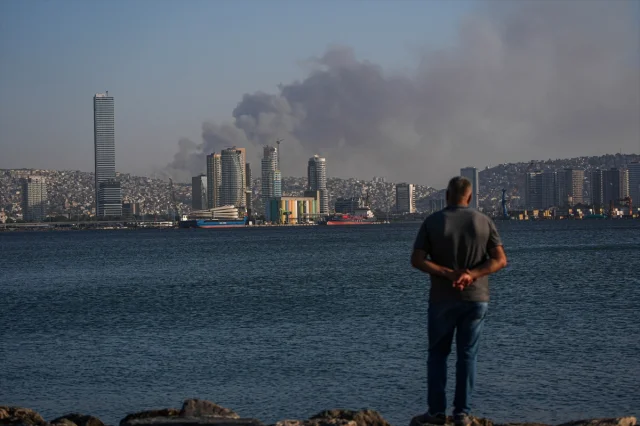 İzmir'in Buca İlçesinde Minibüs Yangını Ormana Sıçradı
