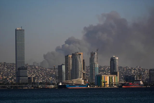 İzmir'in Buca İlçesinde Minibüs Yangını Ormana Sıçradı