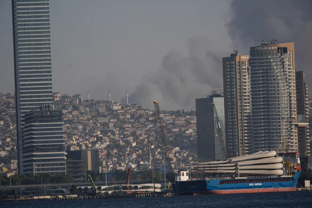 İzmir'in Buca İlçesinde Minibüs Yangını Ormana Sıçradı